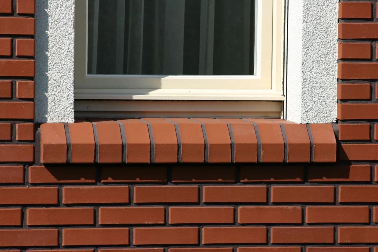 Czym murować cegły, aby uniknąć najczęstszych błędów w budowie?