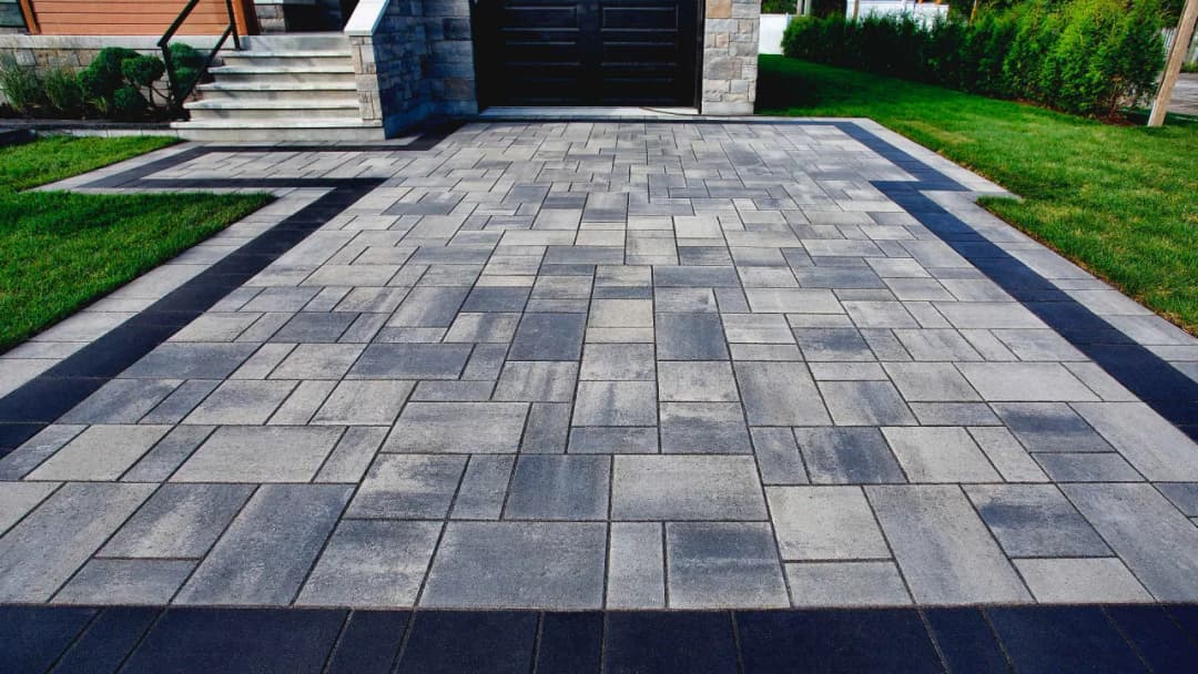 Czym fugować kostkę brukową? Porównanie najlepszych materiałów