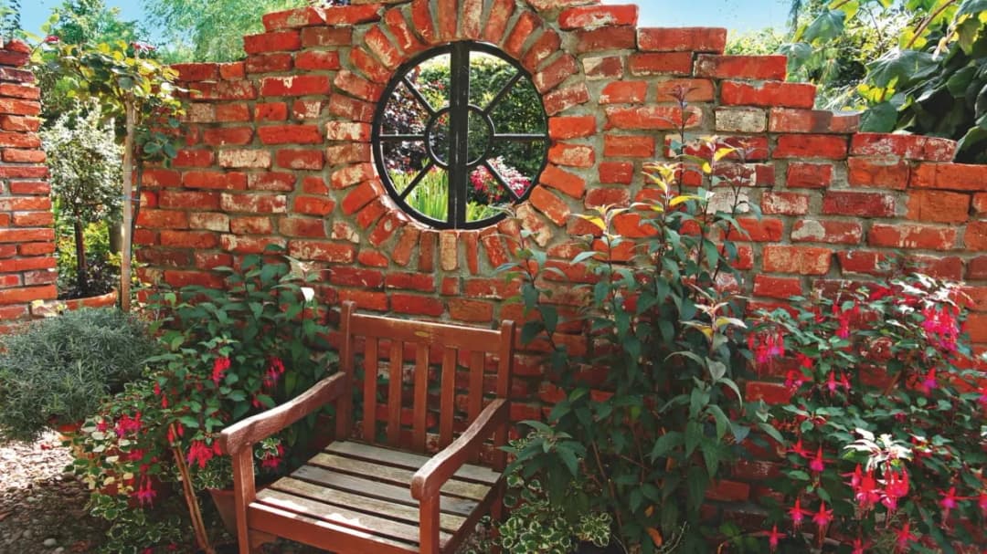 Ciekawe sposoby na wykorzystanie cegły w ogrodzie, które zaskoczą