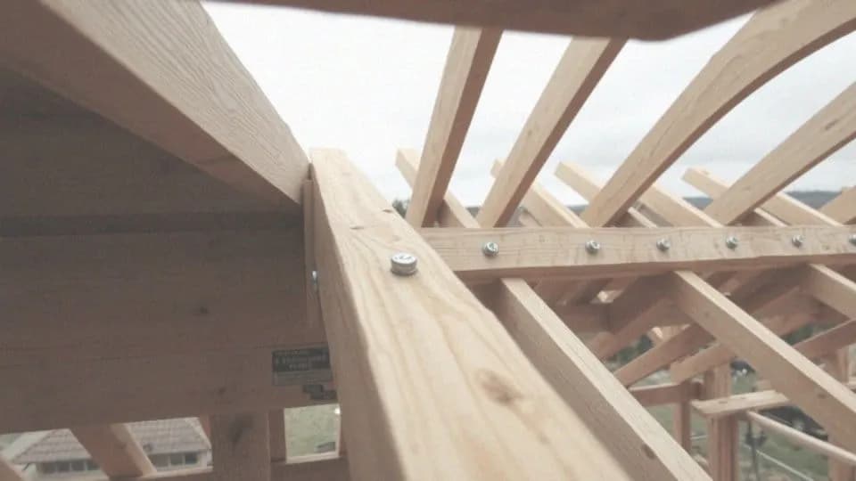 Kontrłaty na gwoździe czy wkręty - co wybrać dla lepszej stabilności?