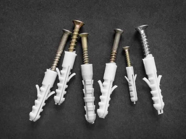 Jak dobrać kołek do obciążenia, by uniknąć niebezpieczeństw i kosztów