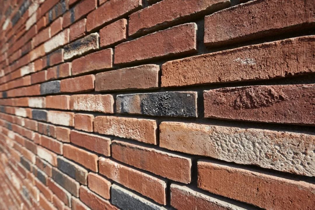 Czym pomalować cegłę klinkierową, aby uzyskać trwały efekt?