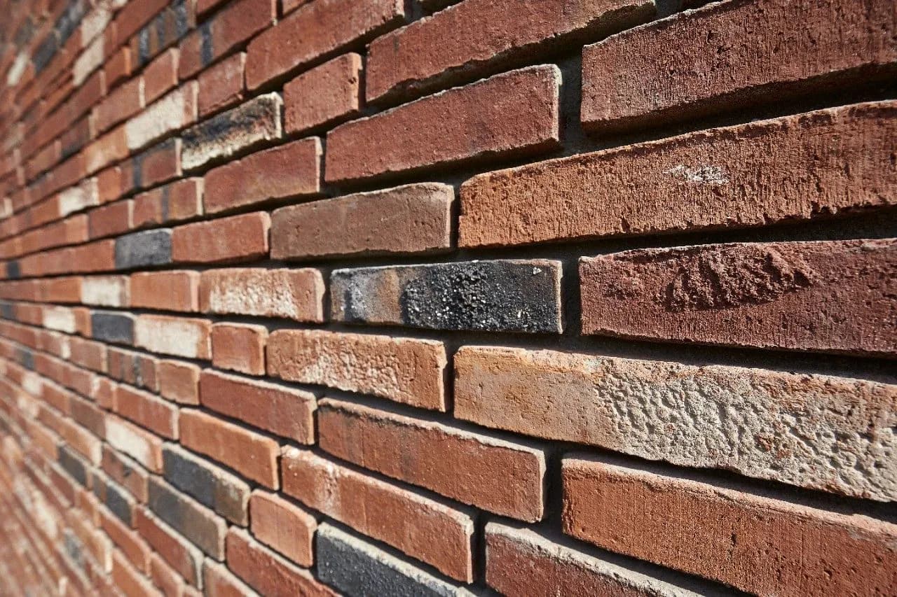Czym pomalować cegłę klinkierową, aby uzyskać trwały efekt?