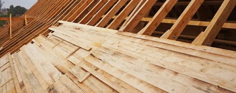 Gwoździe czy wkręty do deskowania dachu – co wybrać dla trwałości?