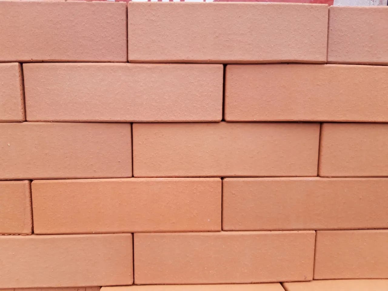 Jaka najlepsza cegła klinkierowa na komin? Oto kluczowe informacje