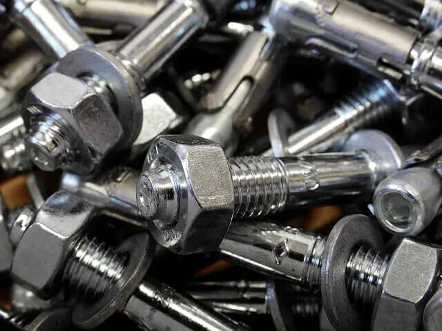 Kotwa czy kołek - który system mocowania jest lepszy dla Ciebie?