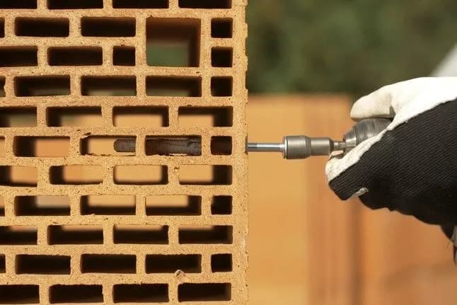 Jakie kołki do pustaków ceramicznych wybrać, aby uniknąć problemów?