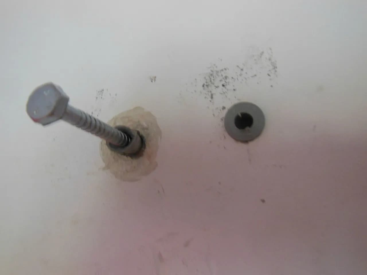 Jak wyciągnąć metalowy kołek ze ściany bez uszkodzenia powierzchni