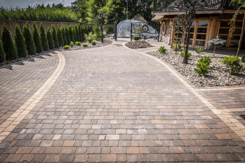 Ile kosztuje 1m2 kostki brukowej? Ceny, które zaskoczą każdego