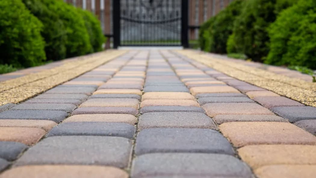 Czym impregnować kostkę brukową, aby uniknąć jej zniszczenia?