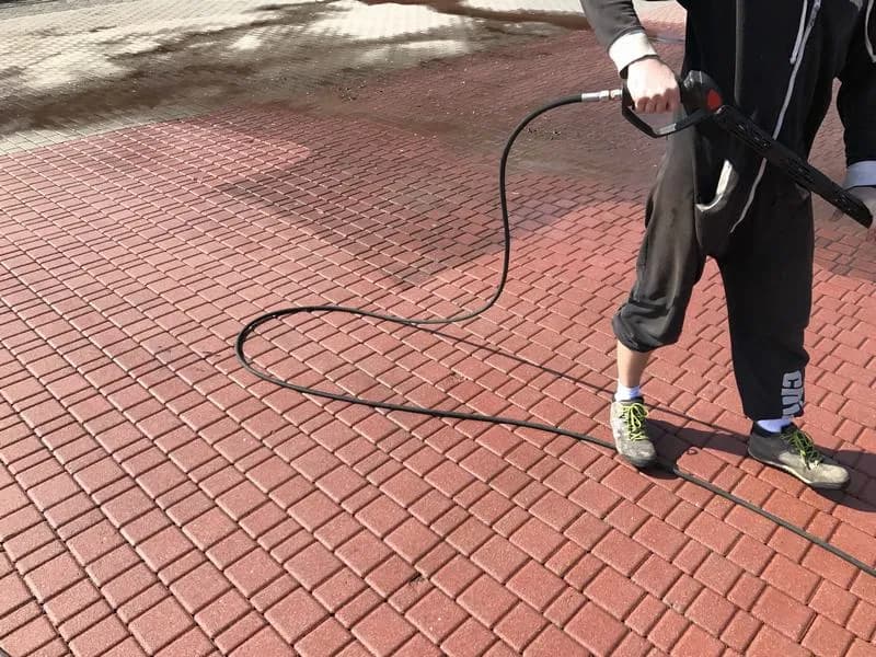 Ile kosztuje czyszczenie kostki brukowej? Sprawdź ceny i czynniki wpływające