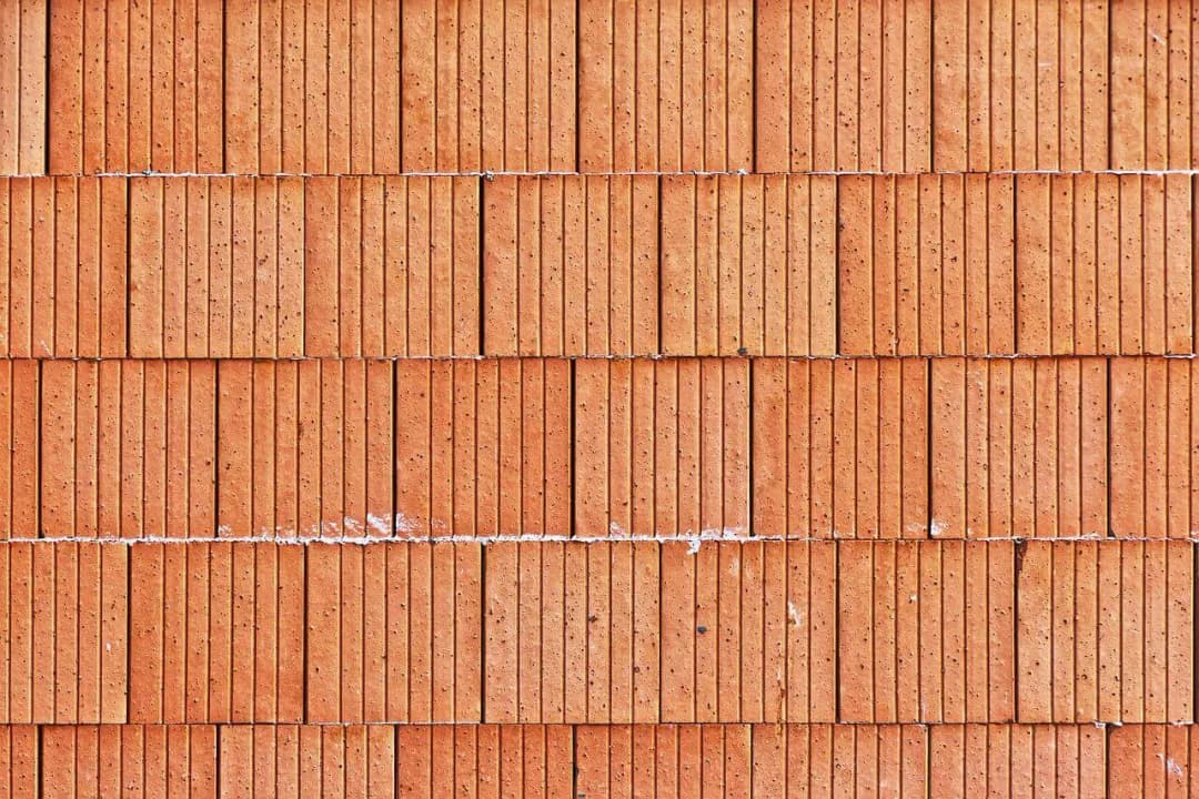 Cegła czy pustak: co wybrać, aby uniknąć kosztownych błędów?