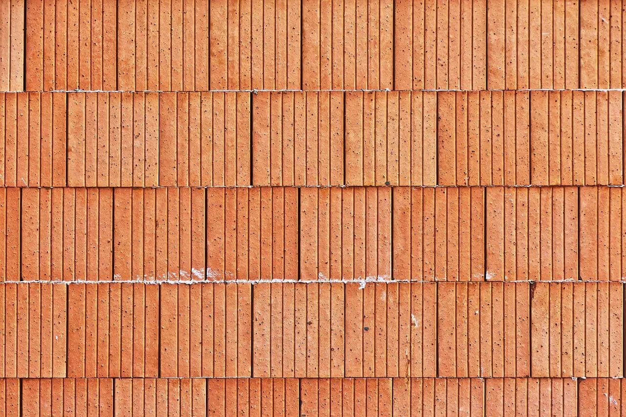 Cegła czy pustak: co wybrać, aby uniknąć kosztownych błędów?