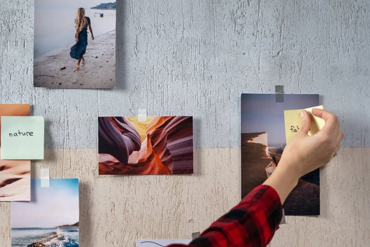 Jak powiesić obrazek bez gwoździ? Proste metody bez uszkodzeń ścian